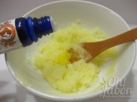 Añade el aceite esencial de limón y el colorante amarillo.