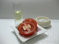 Prepara los ingredientes: tomate maduro, sal y aceite de almendras dulces.