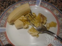 Machaca medio plátano con el tenedor