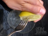 Exprime el zumo de 1/2 limón
