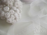 Adornos detalles de boda: flores y organza