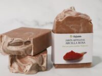 Jabón de arcilla rosa con etiqueta y caja kraft
