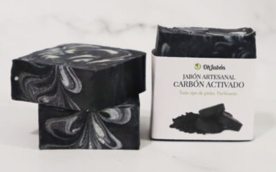 Jabón de carbon activado con etiqueta