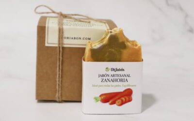 Jabón artesanal de zanahoria con caja kraft y etiqueta